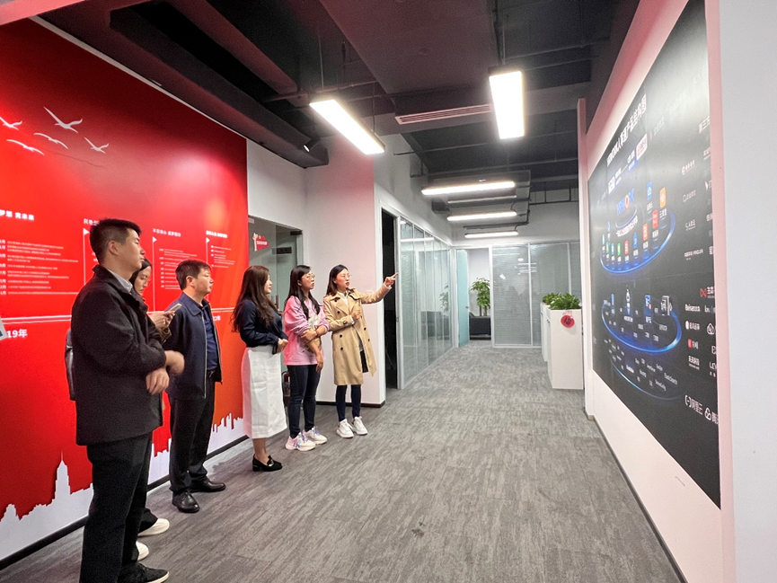 昆明市呈贡区人社局副局长一行莅临壹定发官网集团四川公司考察调研